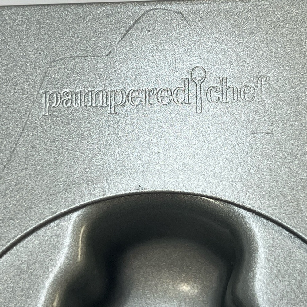 Pampered Chef Red Winter Snowman Snowflake Mini Cake Pan size 12 Portion Mold - Picture 4 of 5